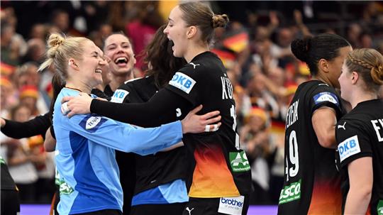 Die deutschen Handballerinnen bejubeln ihren Halbfinaleinzug. 