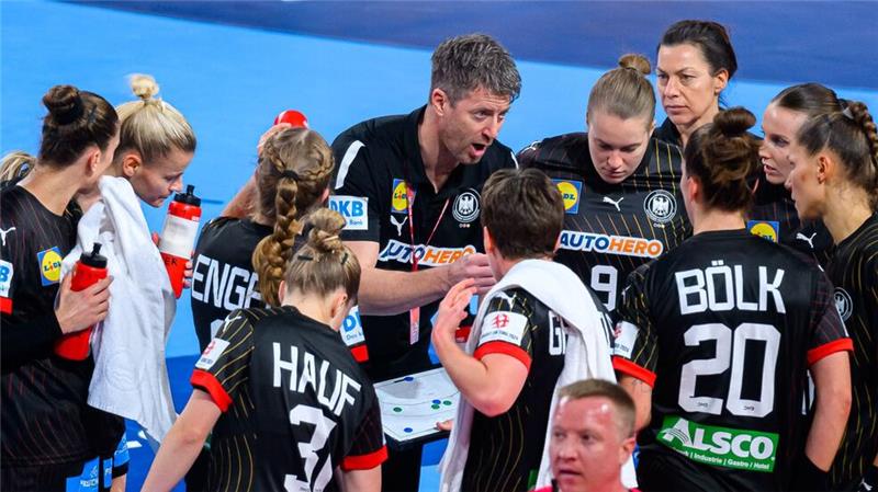 Die deutschen Handballerinnen sind mit einem Sieg gegen die Schweiz in die EM-Hauptrunde gestartet.