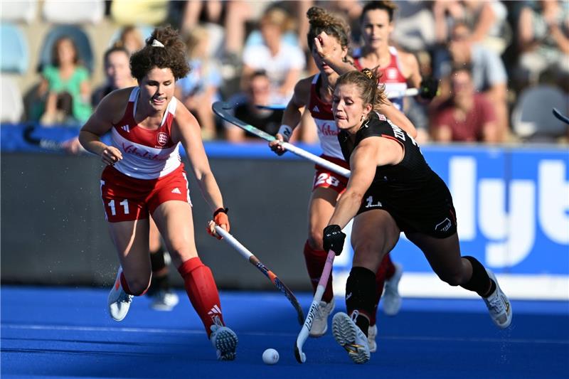 DHB-Frauen nach 5:0 gegen England auf Halbfinalkurs Die deutschen Hockey-Frauen um Sonja Zimmermann (r) setzten sich deutlich gegen England durch.