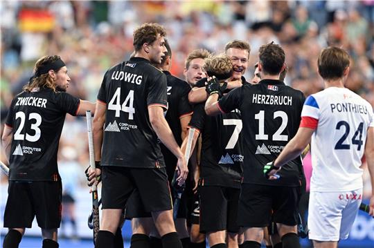 Die deutschen Hockey-Herren sind bei der EM ins Halbfinale eingezogen.