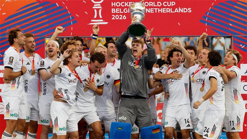 Der Sport am Wochenende: Elversberg-Jubel und Hockey-Gold Die deutschen Hockeyspieler mit dem WM-Pokal.
