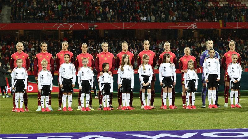 DFB-Frauen live bei KiKA - und mit Bernd das Brot Die deutschen Kickerinnen wollen ihre jungen Fans noch mehr für Frauen-Fußball begeistern.