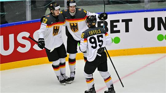 Die deutschen Nationalmannschaft muss bei der WM vorerst auf Lukas Reichel (l) verzichten.