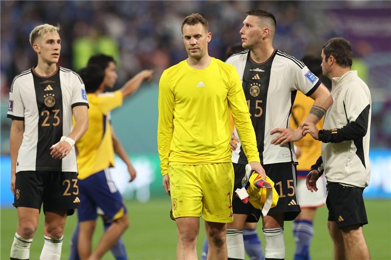 Flick geschockt: Zittern vor WM-K.o. nach Japan-Tiefschlag Die deutschen Nationalspieler Nico Schlotterbeck, Manuel Neuer und Niklas Süle (l-r) sind nach dem Spiel enttäuscht.