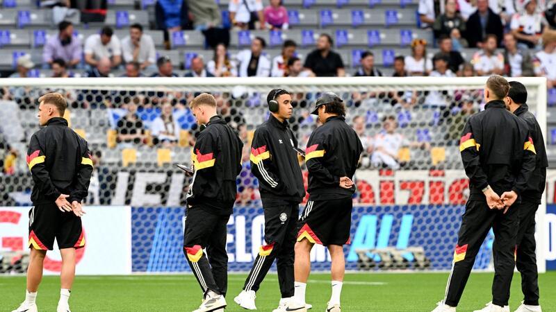 Nagelsmann startet mit erwarteter DFB-Elf in Heim-EM Die deutschen Nationalspieler begutachten vor dem Spiel den Münchner Rasen.