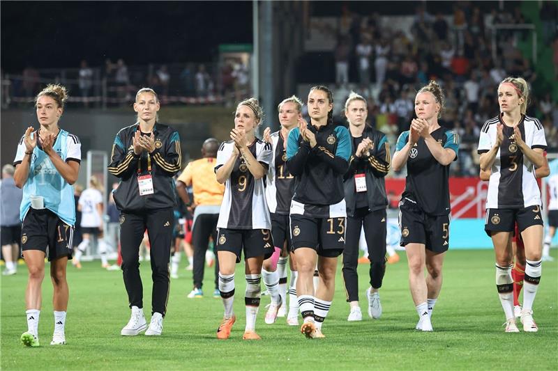 „Alarmglocken” bei DFB-Frauen vor dem Abflug nach Australien Die deutschen Nationalspielerinnen gehen nach dem Abpfiff über den Platz.