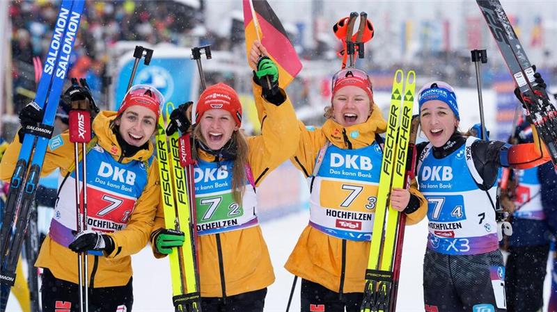 Die deutschen Skijägerinnen gewinnen die Staffel in Hochfilzen.