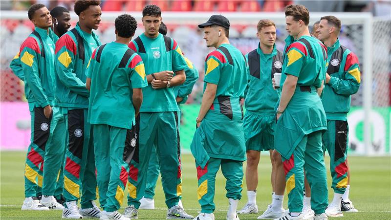 Die deutschen Spieler auf dem Stadionrasen nach der Ankunft. 
