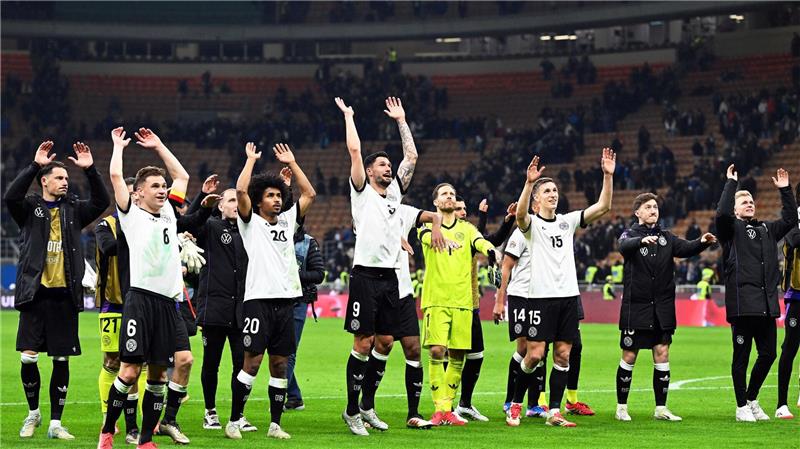 „Totale Freude“ auf den zweiten Italien-Job in Dortmund Die deutschen Spieler feiern ihren großen Sieg vor den mitgereisten deutschen Fans.