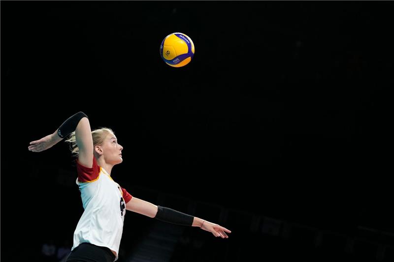 Deutsche Volleyballerinnen scheitern im EM-Achtelfinale Die deutschen Volleyballerinnen um Lina Alsmeier haben 0:3 gegen Polen verloren.