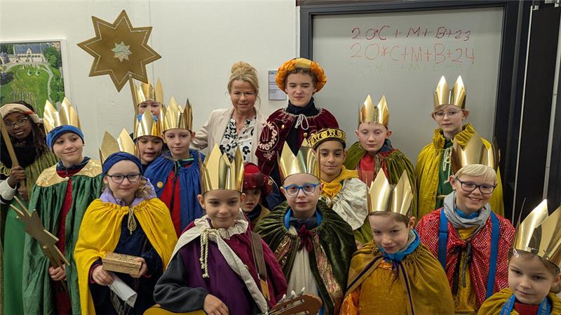 Sternsinger schauen im Goslarer Rathaus vorbei Die diesjährige Sternsingergruppe spendet auf Einladung von Oberbürgermeisterin Urte Schwerdtner im Verwaltungsgebäude in der Charley-Jacob-Str. den Segen für 2025.