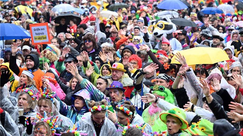 Die diesjährige Weiberfastnacht war ein nasser Start in den Straßenkarneval. 
