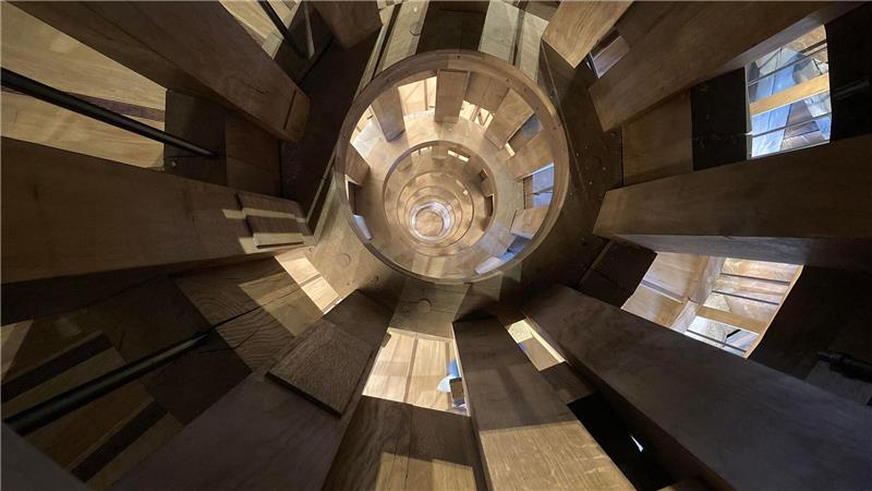 Wiedereröffnung der Notre-Dame-Türme in Paris Die doppelläufige Wendeltreppe im Südturm: Ein Lauf führt hinauf, der andere hinunter, sodass sich die Besucher nie begegnen.