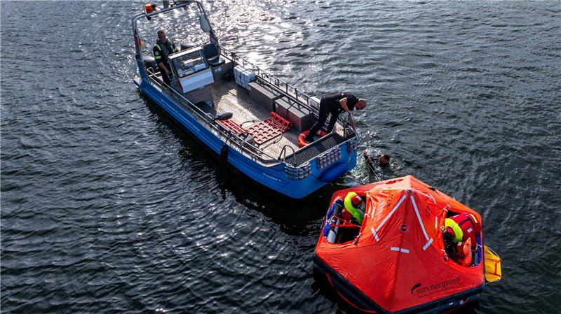 Angehende Astronauten paddeln für den Notfall Die dortige Firma trainiert normalerweise vor allem Mitarbeiter der Offshore-Branche.