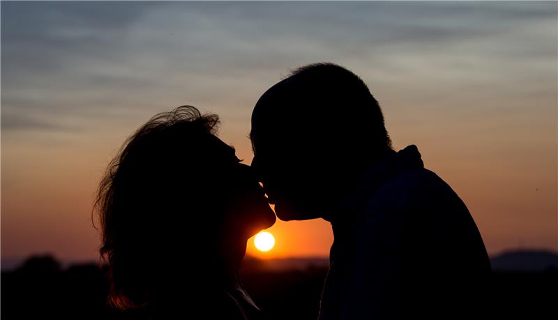 Die dramatische Geschichte um die zunächst unerfüllte große Liebe nimmt bei Dieter und Monika doch noch ein romantisches Ende. Symbolfoto: Patrick Seeger, dpa