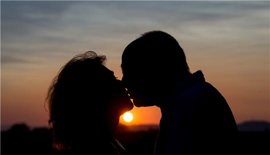 Die dramatische Geschichte um die zunächst unerfüllte große Liebe nimmt bei Dieter und Monika doch noch ein romantisches Ende. Symbolfoto: Patrick Seeger, dpa