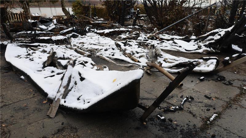 Fassungslos: Großbrand zerstört Wohnmobile, Boote und Erinnerungen Drei verbrannte Boote.