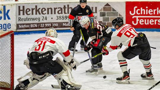 Die drei Hauptrundenspiele haben die Falken, hier eine Torszene mit Braunlages Stürmer Artjoms Tretjakovs, im Wurmbergstadion zweimal mit 7:3 und in Bremen mit 8:6 gewonnen.
