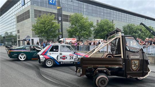 Die drei Konkurrenten im Finale des deutschen Hot-Wheels-Legends-Wettbewerbs. Paul Czarneckis Fiat steht in der Mitte.