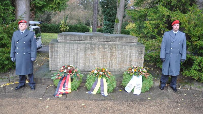 Bewegende Worte vor wenigen Goslarer Zuhörern zum Volkstrauertag Die drei Kränze liegen am Ehrendenkmal und zeugen vom Gedenken an Volkstrauertag.