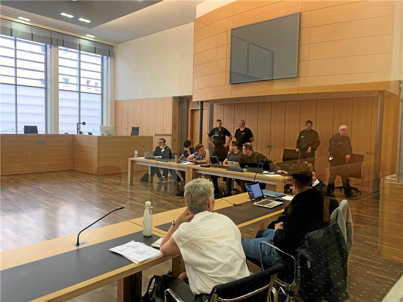Automatensprenger: Polizisten hielten Geisel für Komplizin Die drei Männer müssen sich vor dem Landgericht Braunschweig verantworten. Foto: Klengel