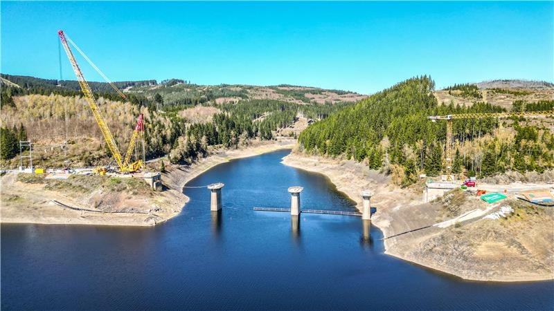 Die drei Pfeiler sind von der alten Bramkebrücke noch übrig.