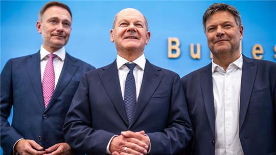 Die drei Spitzen der Ampel-Koalition haben wochenlang um den Haushalt für 2025 gerungen - doch er ist noch nicht unter Dach und Fach. (Archivbild)