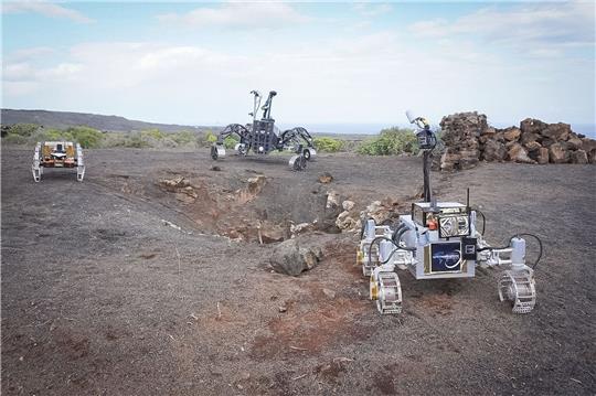 Die drei autonomen Rover Coyote III, SherpaTT und LUVMI-X erkunden den Eingang zu einer Lavahöhle auf Lanzarote.
