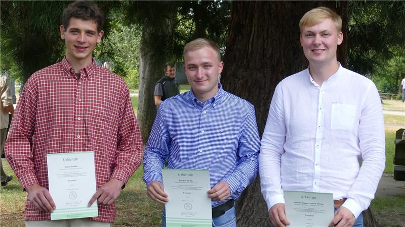 Die drei besten Absolventen: Dorian Siedler (v.l.), Friedjof Gerdau und Lennart-Hagen Frederik Woitas.