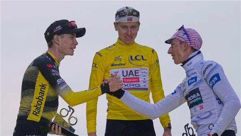 Die drei besten Radprofis bei der Tour de France 2025: Tadej Pogacar (M), Jonas Vingegaard (l) und Florian Lipowitz.
