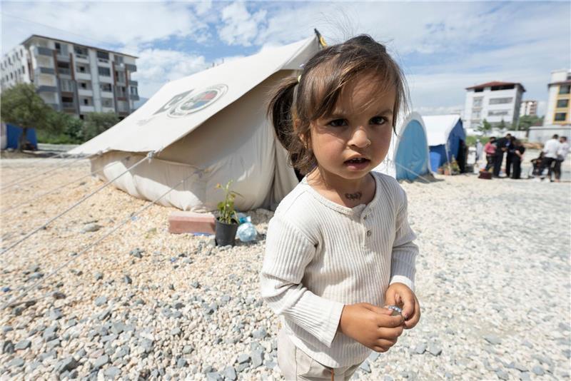 Türkische Kinder leiden stark unter Erdbeben-Folgen Die dreijährige Samar ist nach dem Beben vorerst in einem Zelt untergebracht.