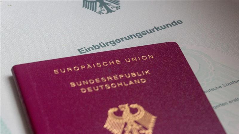 Beschleunigte Einbürgerung für gut Integrierte wird beendet Die dreijährige Wartefrist gilt aktuell nur für Ausländer mit besonderen Integrationsleistungen. Alle anderen Einbürgerungswilligen müssen fünf Jahre warten. (Symbolbild)