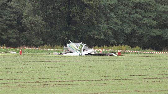 Die dreiköpfige Besatzung der Maschine überlebte den Absturz nicht. 
