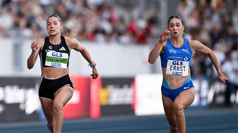 Die drittplatzierte Gina Lückenkemper (l) und die neue 100-Meter-Meisterin Jolina Ernst.