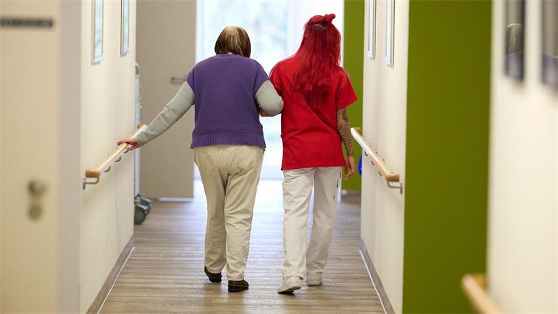 Die durchschnittlichen Löhne in der Pflege steigen nach Angaben der Krankenkassen weiter. (Symbolbild)