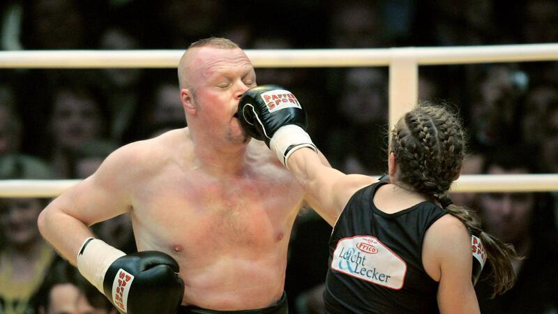 Die ehemalige Boxweltmeisterin Regina Halmich und Fernsehmoderator Stefan Raab beim Kampf im Jahr 2007.
