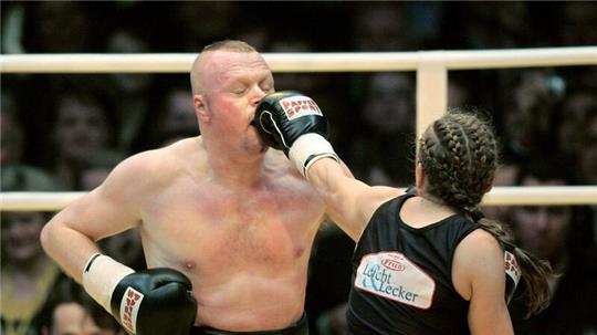 Die ehemalige Boxweltmeisterin Regina Halmich und Fernsehmoderator Stefan Raab beim Kampf im Jahr 2007.