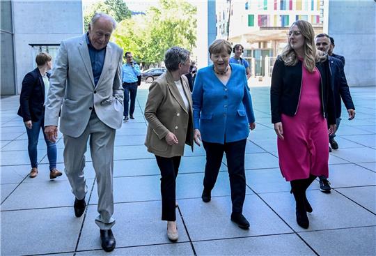 Die ehemalige Bundeskanzlerin Angela Merkel kommt zur Abschiedsfeier für den Bundestagsabgeordneten Jürgen Trittin.