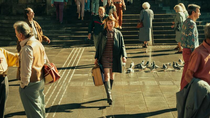 Viel Action, mehr Gefühl: Jella Haase ist als „Kleo“ zurück Die ehemalige DDR-Auftragskillerin Kleo sucht in der gleichnamigen Netflix-Serie einen Koffer.