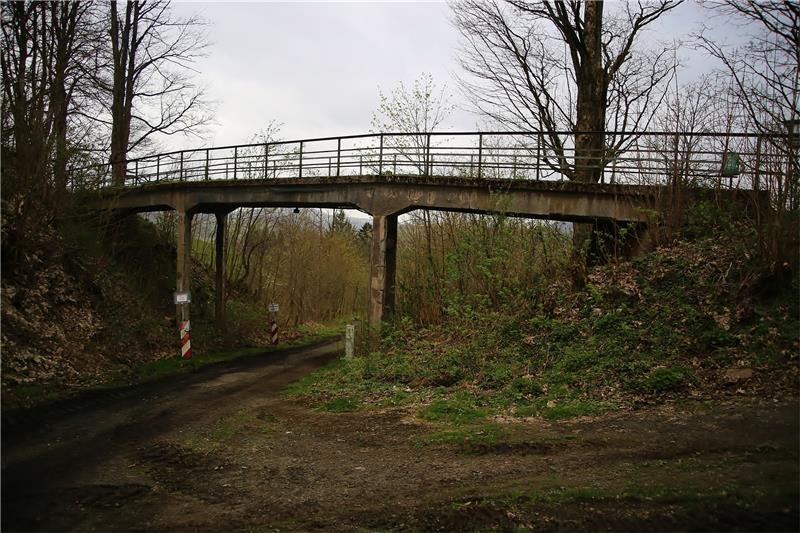 St. Andreasberg: Die Brücke abreißen und dann neu bauen Die ehemalige Eisenbahnbrücke am Schwalbenherd, die hauptsächlich von Wanderern genutzt wird, steht nicht mehr unter Denkmalschutz, soll abgerissen und dann wieder neu aufgebaut werden. Foto: Jung