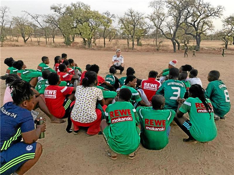 Europameisterin gibt Mädchen-Training beim WSV Wiedelah Die ehemalige Fußball-Nationalspielerin und Europameisterin Petra Landers engagiert sich seit Jahren in Afrika. Am Sonntag kommt sie zum WSV Wiedelah, gibt eine Trainingseinheit und wird über ihre Erlebnisse berichten. Foto: Privat