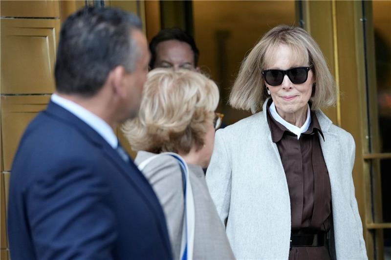 Autorin im Zivilprozess: „Trump hat mich vergewaltigt” Die ehemalige Ratgeberkolumnistin Jean Carroll (r.) verlässt in New York mit ihren Anwälten das Bundesgericht in Manhattan.