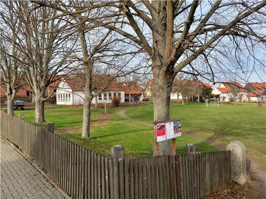 Die ehemalige Schule wird zurzeit als Jugendzentrum und von Vereinen genutzt. Gleichzeitig ist das Gelände als einer von zwei möglichen Standorten für den Neubau des Gielder Feuerwehrhauses im Gespräch. Foto: Neddermeier