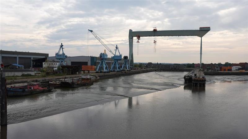 Die ehemalige Sietas-Werft befand sich hinter der Hauptdeichlinie der Unterelbe an der Estemündung