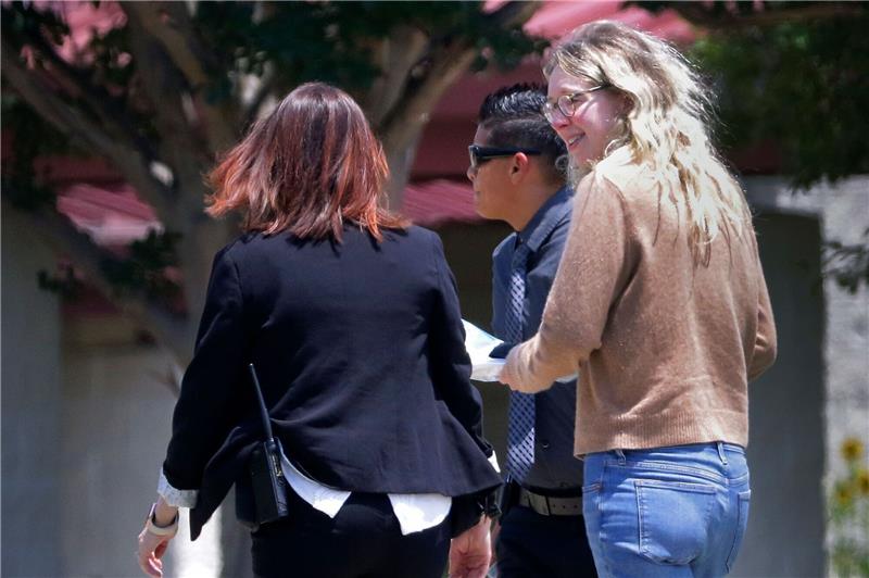 Die ehemalige Theranos-Chefin Elizabeth Holmes (r) wird in ein Bundesgefängnis für Frauen eskortiert.