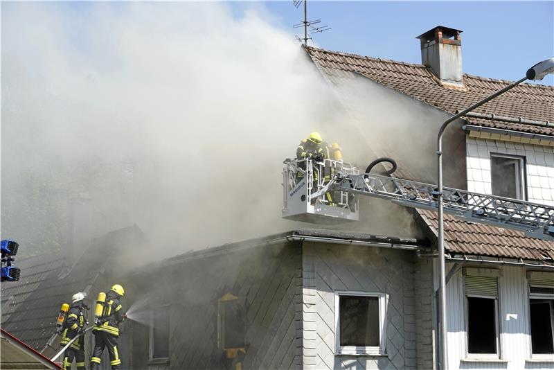 17-Jähriger soll Brand in Braunlage gelegt haben Die ehemalige Wäscherei in der Harzburger Straße in Braunlage steht am Pfingstsamstag in Flammen und muss personalintensiv von den Feuerwehrleuten gelöscht werden. Foto: Schlegel