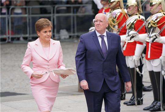 Die ehemalige schottische Premierministerin Nicola Sturgeon (l.) und ihr Ehemann Peter Murrell.