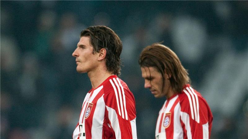 Die ehemaligen Bayern-Spieler Mario Gomez (l) und Martín Demichelis werden sich wohl bald im RB-Kosmos wiedersehen. (Archivbild)