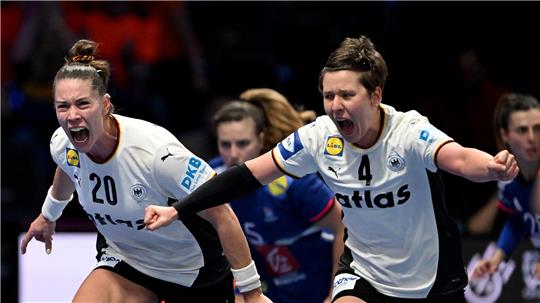 Die ehemaligen Co-Kapitäninnen Emily Vogel (l) und Alina Grijseels spielen am Sonntag um WM-Gold.