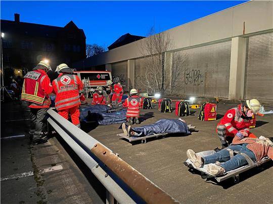 Die ehrenamtlichen Helfer vom Deutschen Roten Kreuz versorgen scheinbar Verletzte bei einer Übung. Foto: Privat